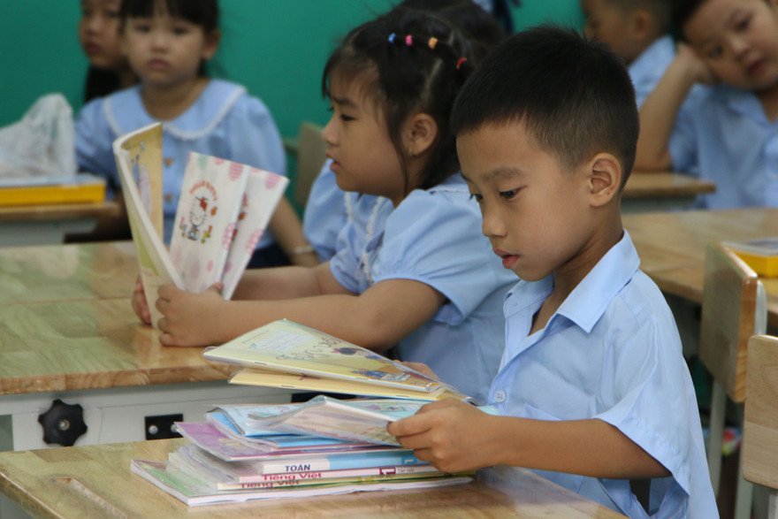 Ðể triển khai đổi mới Chương trình giáo dục phổ thông, tháng 1/2017, Bộ GD&ÐT khởi động dự án vay Ngân hàng Thế giới 77 triệu USD. (Ảnh mang tính minh hoạ. Ảnh: Hồng Vĩnh) 