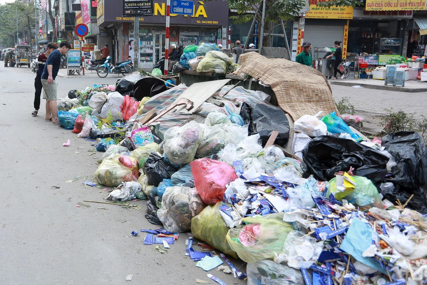 Rác giữa phố Chính Kinh, Nguyễn Trãi, quận Thanh Xuân Hà Nội. Ảnh: Hồng Vĩnh