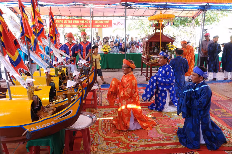 Các bô lão thực hiện nghi lễ tế trang trọng trước những chiếc thuyền chở hình nhân thế mạng. Ảnh: Nguyễn Ngọc 