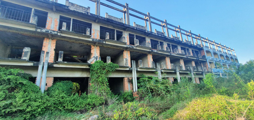 Những công trình trăm tỷ bỏ hoang. Ảnh: Văn Minh 