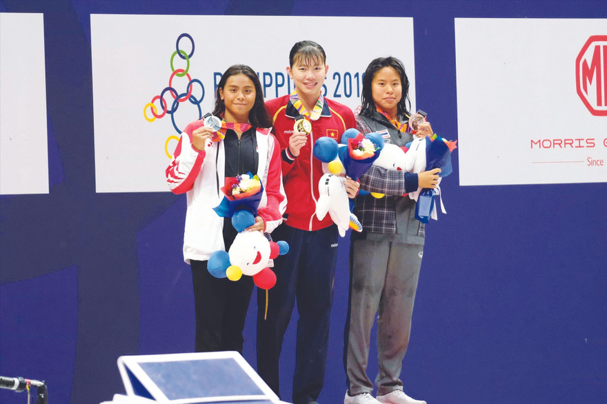 Với 6 HCV, 2 HCB giành được tại SEA Games 30, Ánh Viên (giữa) là VÐV được thưởng cao nhất theo quy định của nhà nước. Ảnh: H.M ​