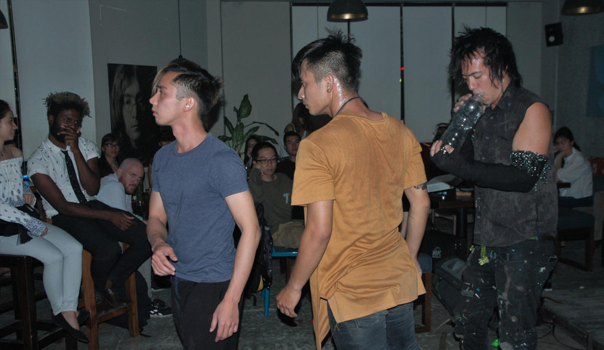 Biểu diễn nghệ thuật thử nghiệm tại Yoko bar TPHCM. Ảnh: Trần Nguyên Anh 