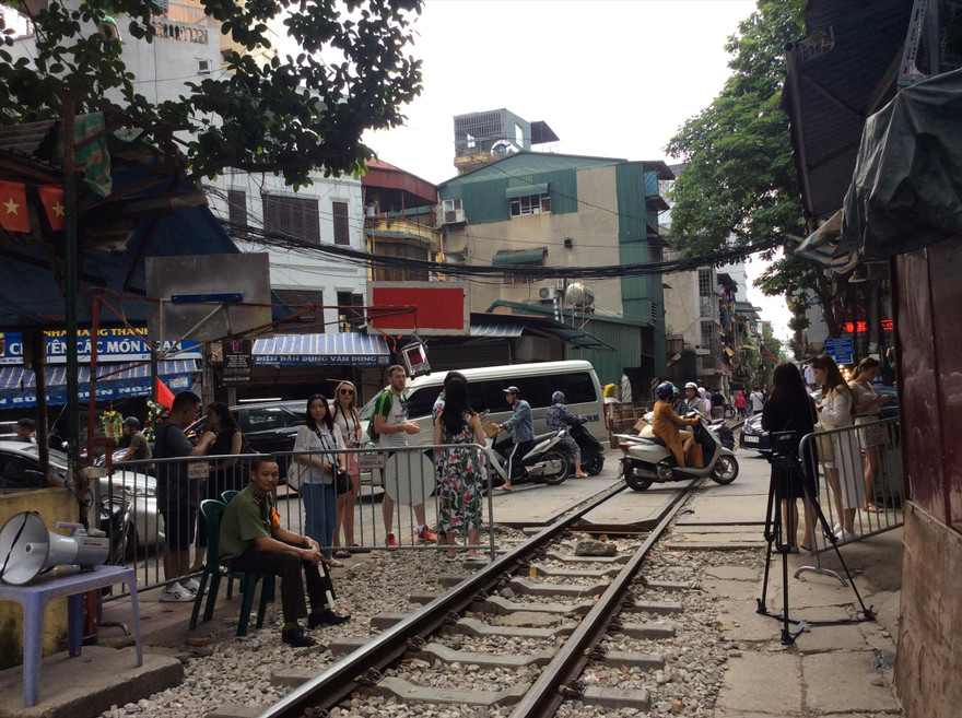 Du khách đến đây bây giờ hay có kiểu ngẩn ngơ, ngẩn tò te trước barie. Ảnh: DPV