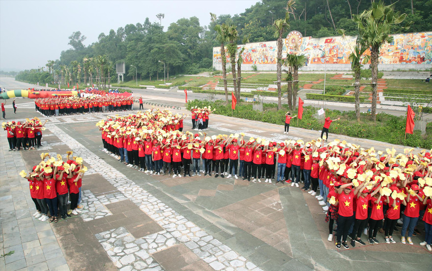 Các bạn trẻ tạo hình đất nước gắn với Trường Sa, Hoàng Sa. Ảnh: Xuân Tùng 