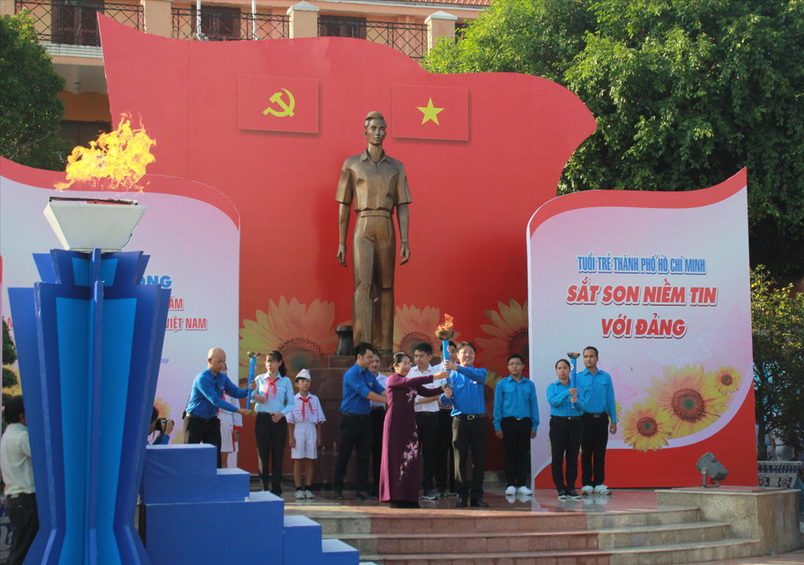Lãnh đạo TPHCM trao ngọn đuốc thiêng cho thế hệ trẻ thành phố mang tên Bác. Ảnh: NGÔ TÙNG