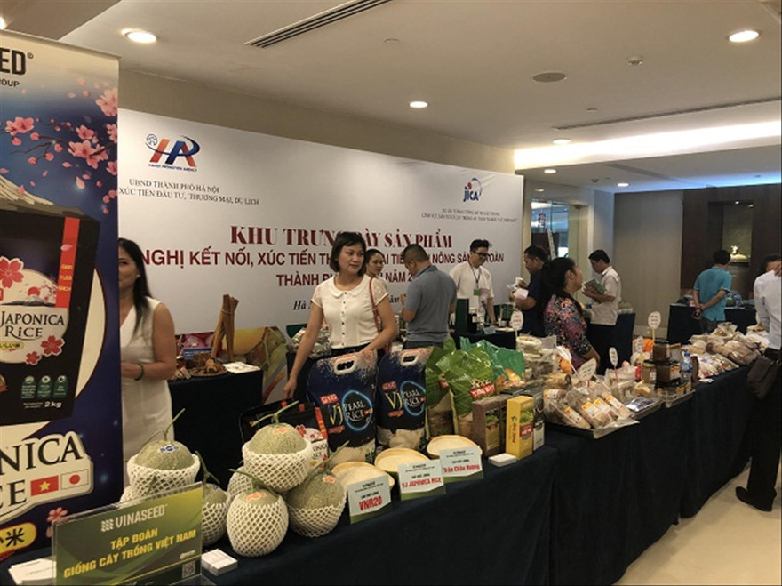 Trưng bày sản phẩm nông sản hàng hóa của các doanh nghiệp tham gia trang Nông sản an toàn thành phố