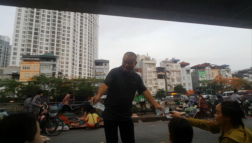 Mỗi ngày, nhóm người này thu của các tiểu thương hoạt động tại chợ tạm Ngã Tư Sở gần 8 triệu đồng (ảnh cắt từ clip). Ảnh: Long Vân ​