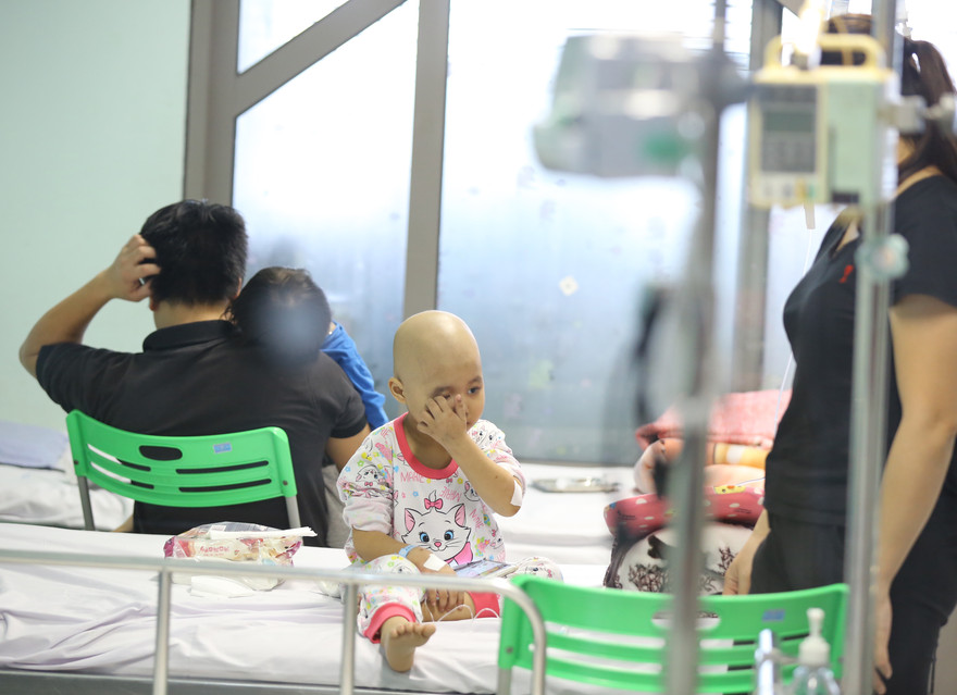 Bệnh nhi bị cúm A nằm phòng cách ly Bệnh viện Nhi T.Ư ngày 19/12. Ảnh: Như Ý 