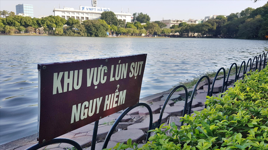 Những đoạn bờ kè sụt lún nguy hiểm sát mép nước Hồ Gươm cần giải pháp xanh và hiệu quả. Ảnh: MẠNH THẮNG