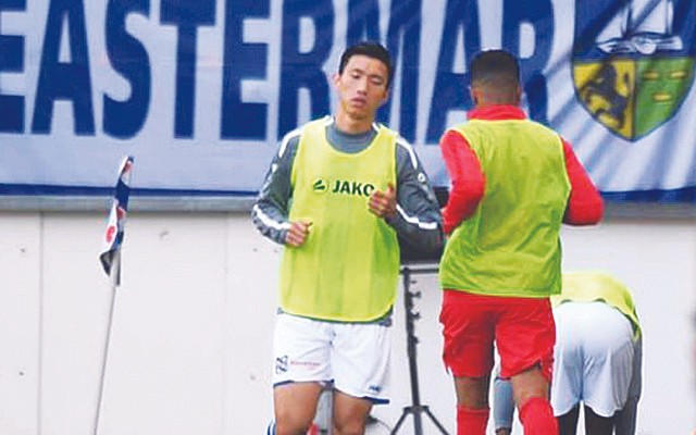 Văn Hậu chưa được hít thở bầu không khí giải VÐQG Hà Lan dù có tên trong danh sách dự bị