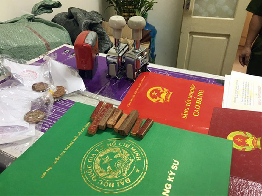 Văn bằng giả cơ quan điều tra thu giữ trong vụ án. Ảnh: Y.H 