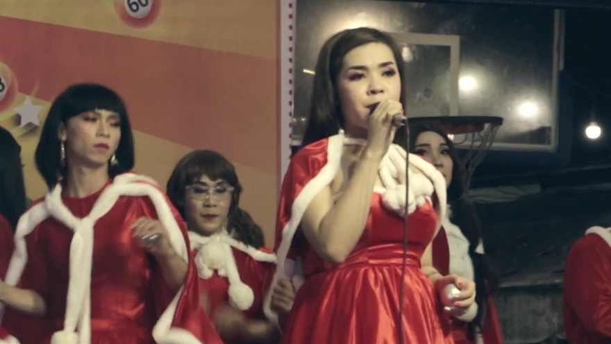 Nghệ sĩ trên sân khấu thể hiện những con số qua các câu hát tạo không khí hấp dẫn cho khán giả