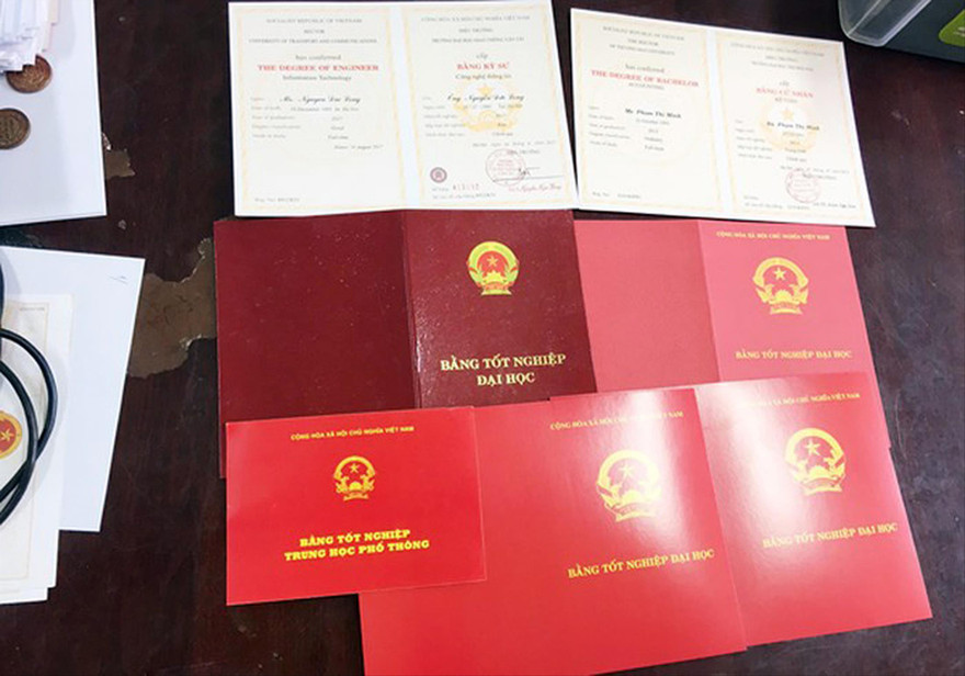 Tang vật vụ án làm giả giấy tờ, tài liệu. Bằng mắt thường rất khó phân biệt đây là những bằng cấp giả. Ảnh do CA cung cấp