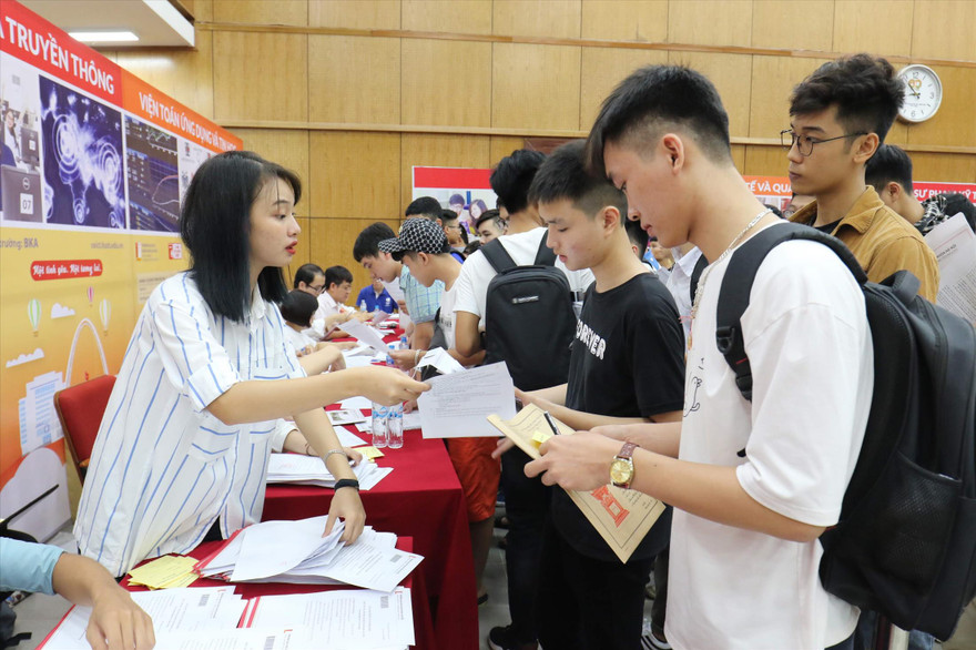 Học phí là một trong những nỗi lo đối với mỗi tân sinh viên. Ảnh: Như Ý