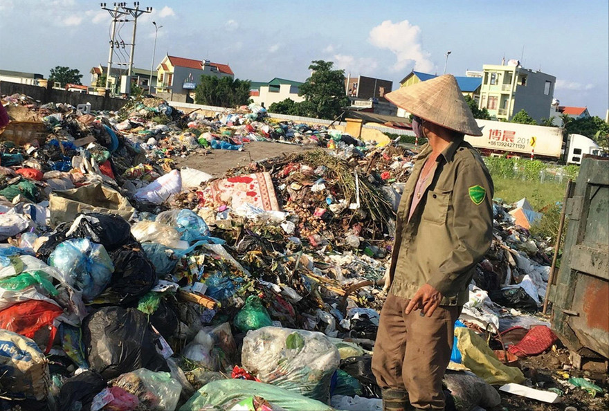 Rác thải đổ tràn lan, ùn ứ gây tình trạng ô nhiễm tại xã Liên Phương