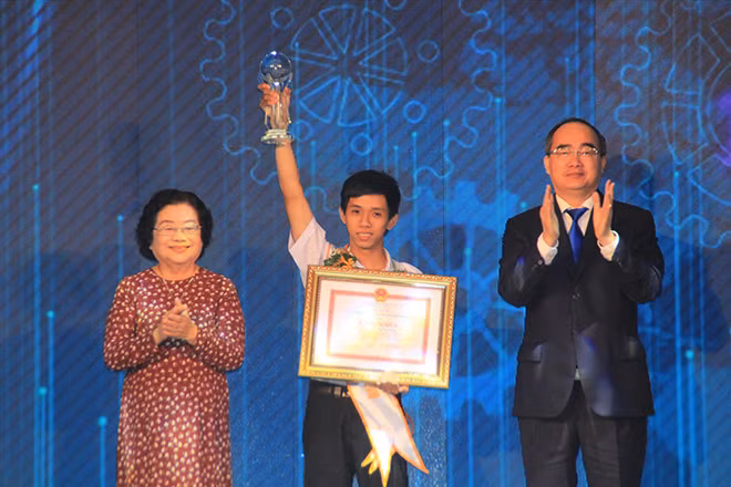 Bí thư Thành ủy TPHCM Nguyễn Thiện Nhân và nguyên Phó Chủ tịch nước Trương Mỹ Hoa tuyên dương sinh viên xuất sắc Tôn Thất Vĩnh. Ảnh: NGÔ TÙNG 