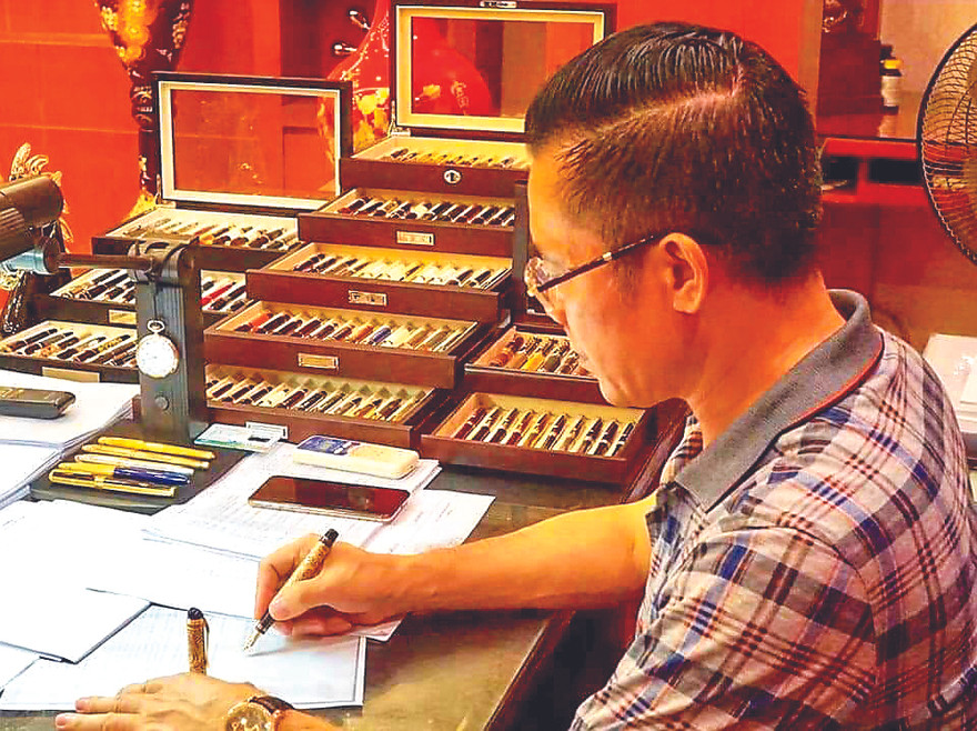 Doanh nhân làm việc bằng bút quí 