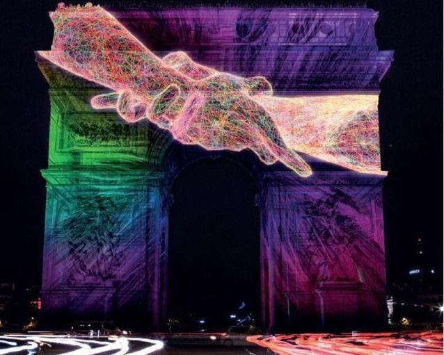 Đôi bàn tay siết chặt thể hiện tình đoàn kết năm châu