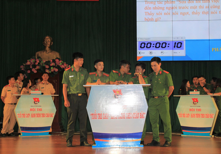 Các đội thi tranh tài tại vòng chung kết. Ảnh: NGÔ TÙNG