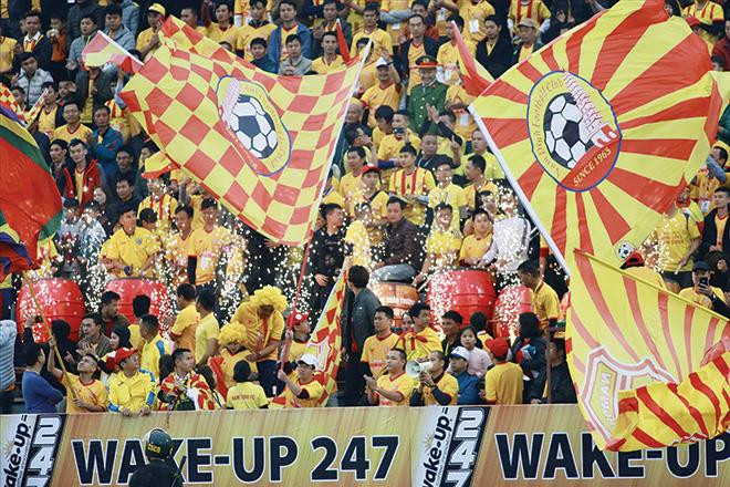 V-League thu hút đông đảo CÐV đến sân ngay vòng đấu đầu tiên. Ảnh: VSI