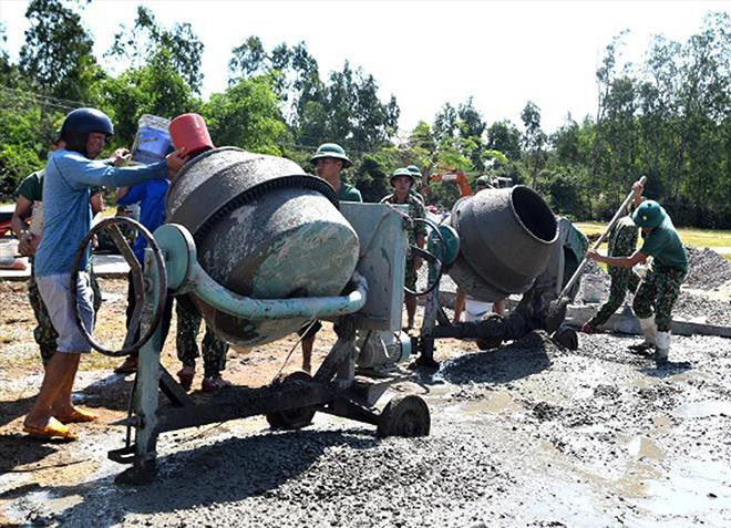 ÐVTN Phú Yên tham gia đổ bê tông sân trường Tiểu học An Ninh Ðông số 2 