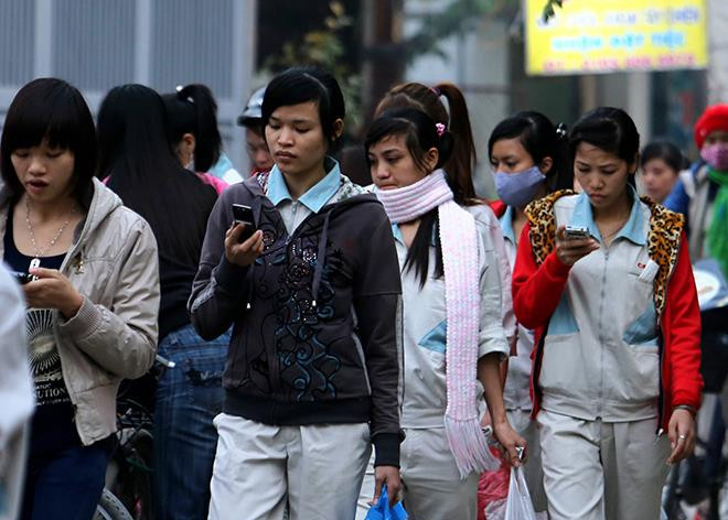 Người dùng di động tại Việt Nam. Ảnh: Như Ý 