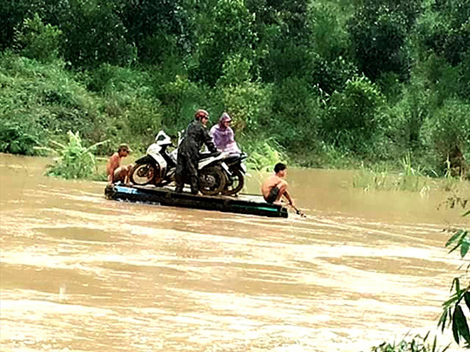 Thầy cô giáo đi bè để vào trường dạy 