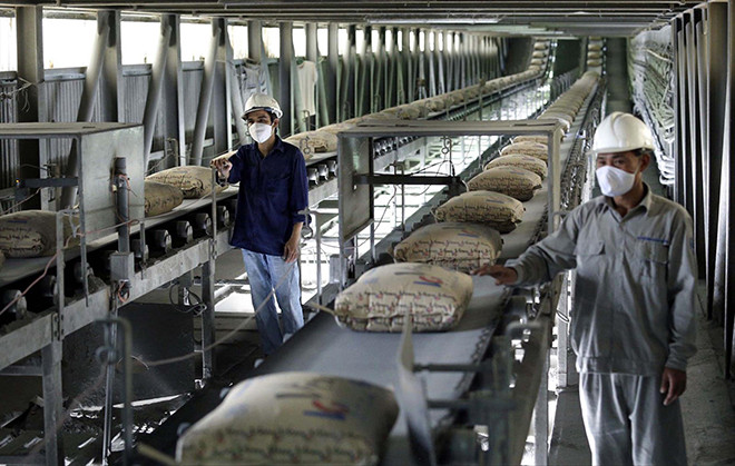 Ngành xi măng hàng năm phải trả số tiền rất lớn mua điện sản xuất. 