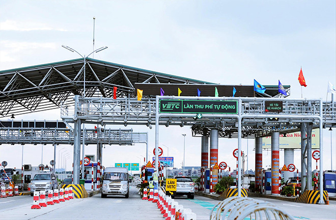 Bộ GTVT cam kết trong năm nay sẽ thực hiện xong thu phí tự động không dừng trên cả nước. Ảnh: PT