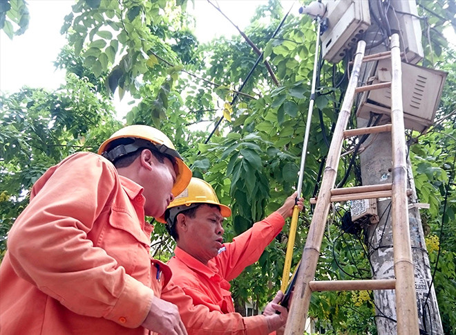 Ghi chỉ số điện tiêu thụ. Ảnh: Hoa Việt Cường 