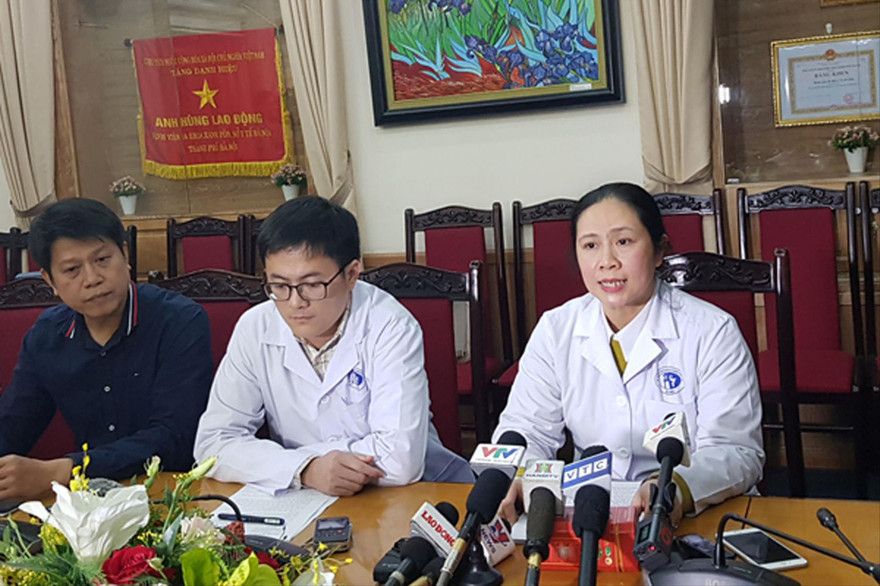 Bà Trần Liên Hương, Phó giám đốc BV trả lời báo chí về vụ gian lận. Ảnh: T.Hà