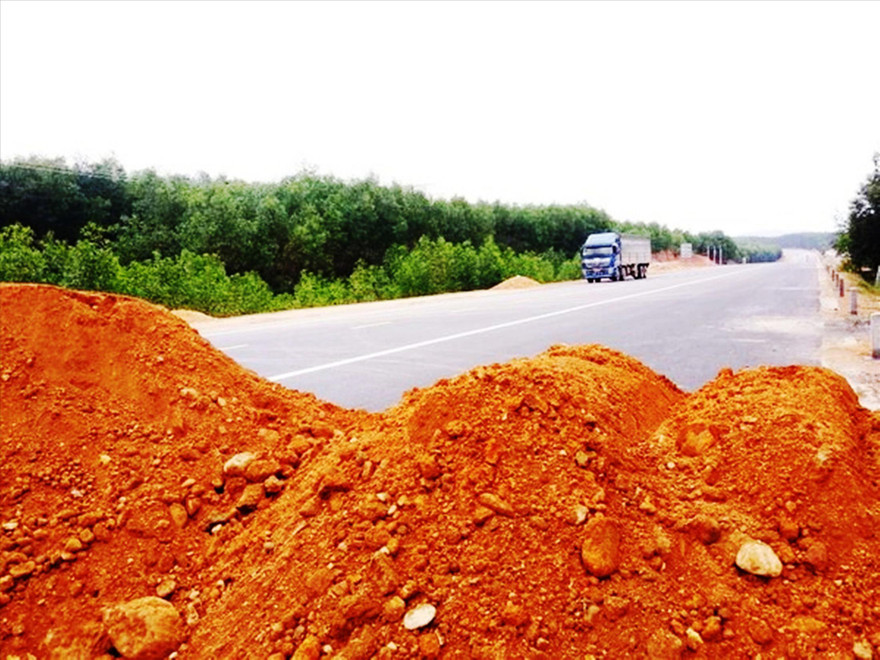 Ðể chặn xe vào đường cao tốc một cách trái phép, chủ đầu tư cho thiết lập hàng rào đất tại điểm đầu và cuối tuyến đường tại TT-Huế và Ðà Nẵng. Ảnh: P.V 