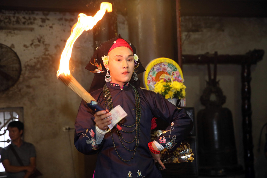 Hầu đồng tại đền Mẫu Sòng, Bỉm Sơn, Thanh Hóa. Ảnh: Như Ý