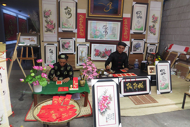 Ngày càng xuất hiện nhiều “ông đồ” trẻ dịp đầu xuân. Ảnh: U.P 