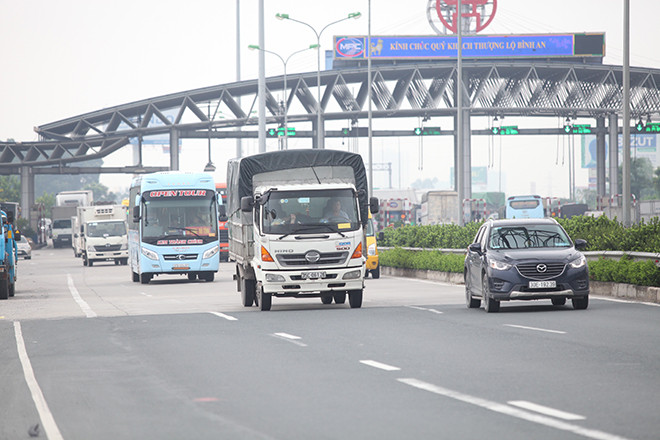 Hoạt động thu phí vẫn diễn ra bình thường tại trạm thu phí Pháp Vân – Cầu Giẽ trong những ngày Tết. Ảnh: Như Ý