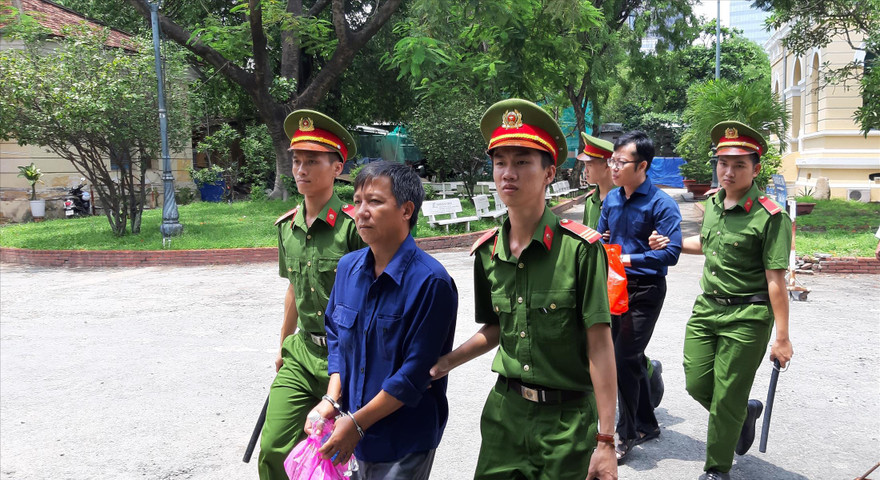 Hai bị cáo Trần Hải Ðăng (đi trước) và Nguyễn Ðăng Thảo sau phiên tòa chiều qua 5/6. Ảnh: Tân Châu ​