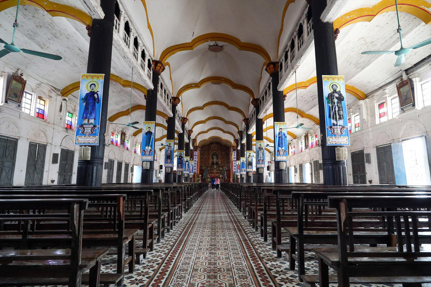 Mái vòm hình oval 3 lá độc đáo làm từ vôi rơm của nhà thờ Bùi Chu. Ảnh: Hoàng Mạnh Thắng