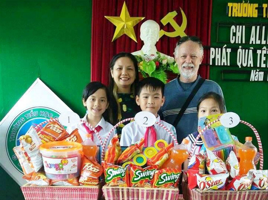 Vợ chồng bà Phan Thị Thu Lan (48 tuổi) và ông Roy Erle Hornsby trong một lần trao quà cho trẻ em Hội An