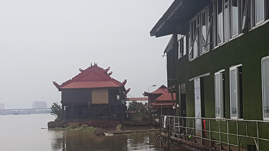 Các khu nhà nổi quy mô lớn cạnh bờ thuộc địa phận phường Chương Dương, quận Hoàn Kiếm