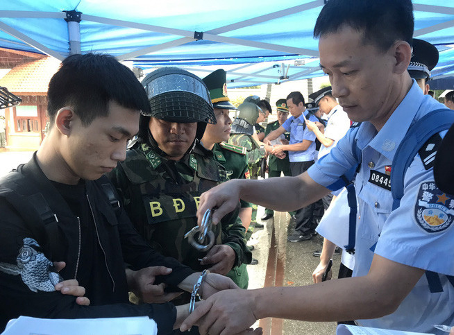 Một đối tượng trong đường dây đánh bạc được bàn giao cho phía Trung Quốc. Ảnh: NLÐ 