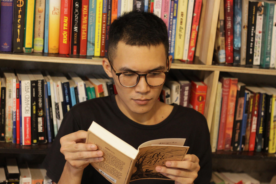 Hoàng Quý Bình tại thư viện miễn phí của mình. Ảnh: Ð.V 