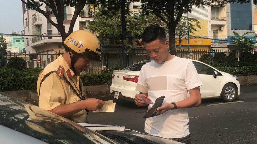 CSGT làm việc với tài xế không thắt dây an toàn 