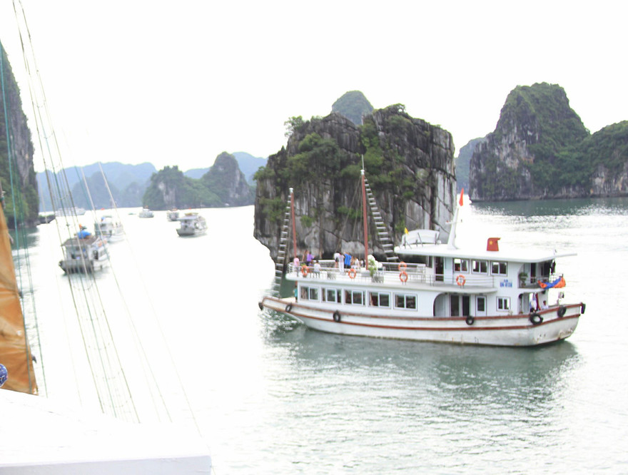 Phí tham quan nhiều di tích, danh thắng tăng cao khiến người dân lo ngại. Ảnh: NGUYÊN KHÁNH 