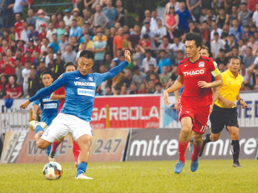 Mạc Hồng Quân (trái) được gọi trở lại đội tuyển Việt Nam sau gần 2 năm vắng bóng. Ảnh: VSI