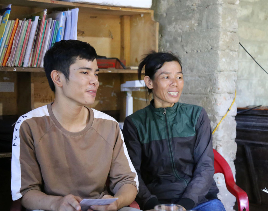 Tạ Quang Thanh cùng mẹ trò chuyện với phóng viên báo Quảng Bình 