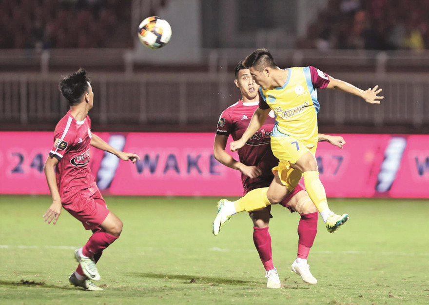Thất bại trước Khánh Hòa (áo vàng) khiến TPHCM (đỏ) mất ngôi đầu về tay Hà Nội. Ảnh: VSI