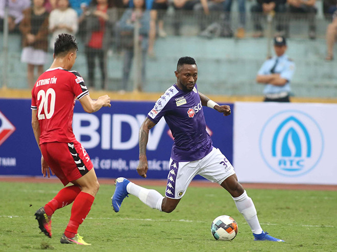 Người hâm mộ Hà Nội FC đang rất mong chờ cặp đôi Omar - Moses tung hoành giữa sân. Ảnh: Như Ý ​