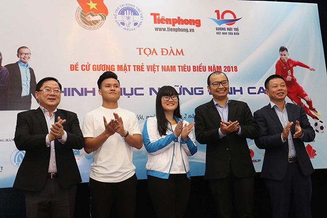 Ðại diện báo Tiền Phong chào mừng các đề cử đến dự buổi tọa đàm. Ảnh: Như Ý 