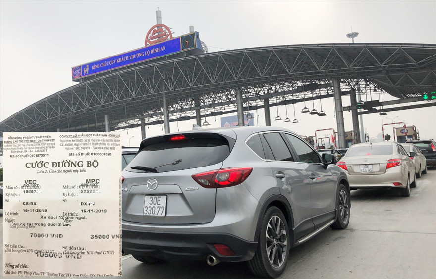 Từ 1/1/2019, trạm BOT Pháp Vân-Cầu Giẽ phải thanh toán phí không dừng nhưng Chủ nhật vừa qua, trạm này vẫn thu tiền mặt, phát biên lai giấy. Ảnh: Anh Trọng