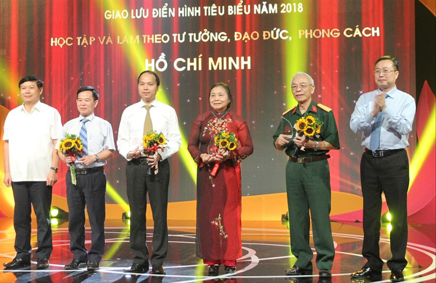 Giao lưu với các điển hình tiêu biểu trong việc học tập và làm theo tư tưởng, đạo đức, phong cách Hồ Chí Minh năm 2018. Ảnh: HMT 